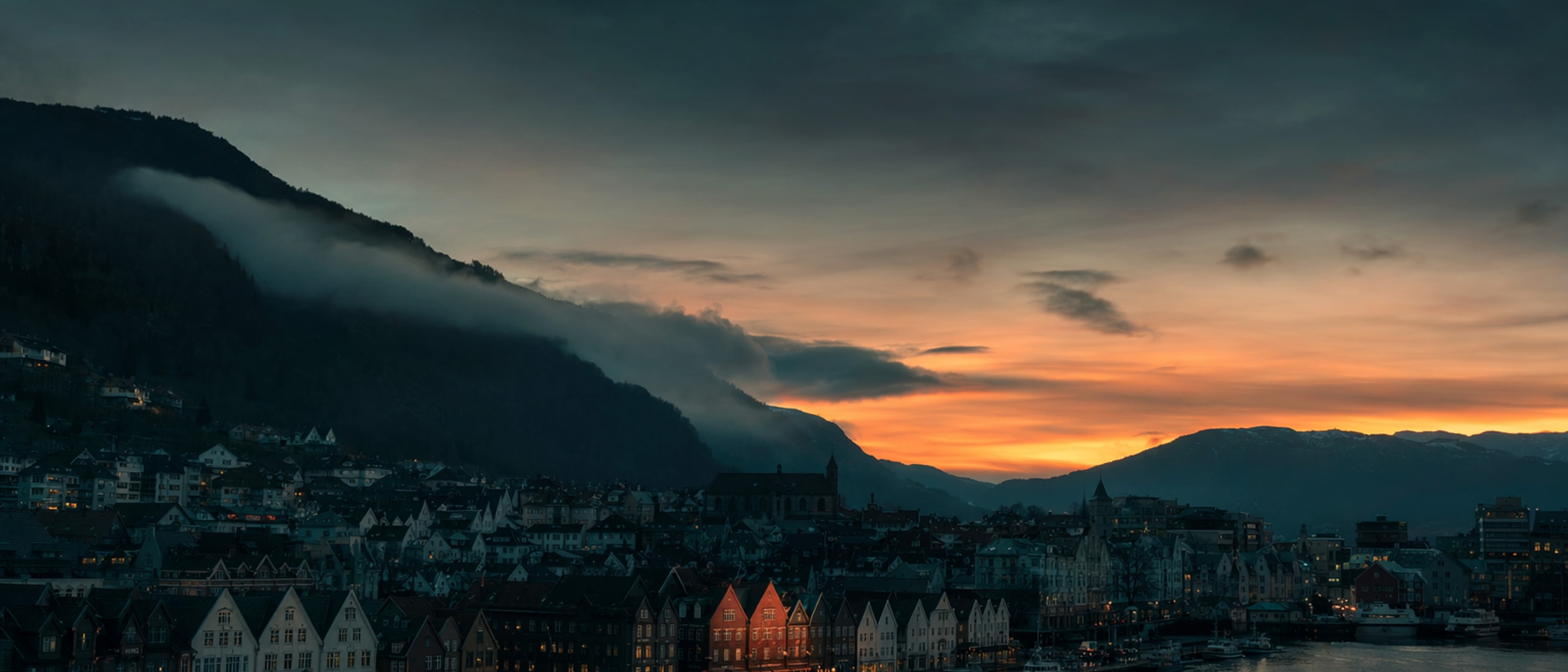 Bergen i skumring — Bryggen mot fjell og fjord